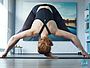 Frau in Yogaposition mit Rock your Yoga
